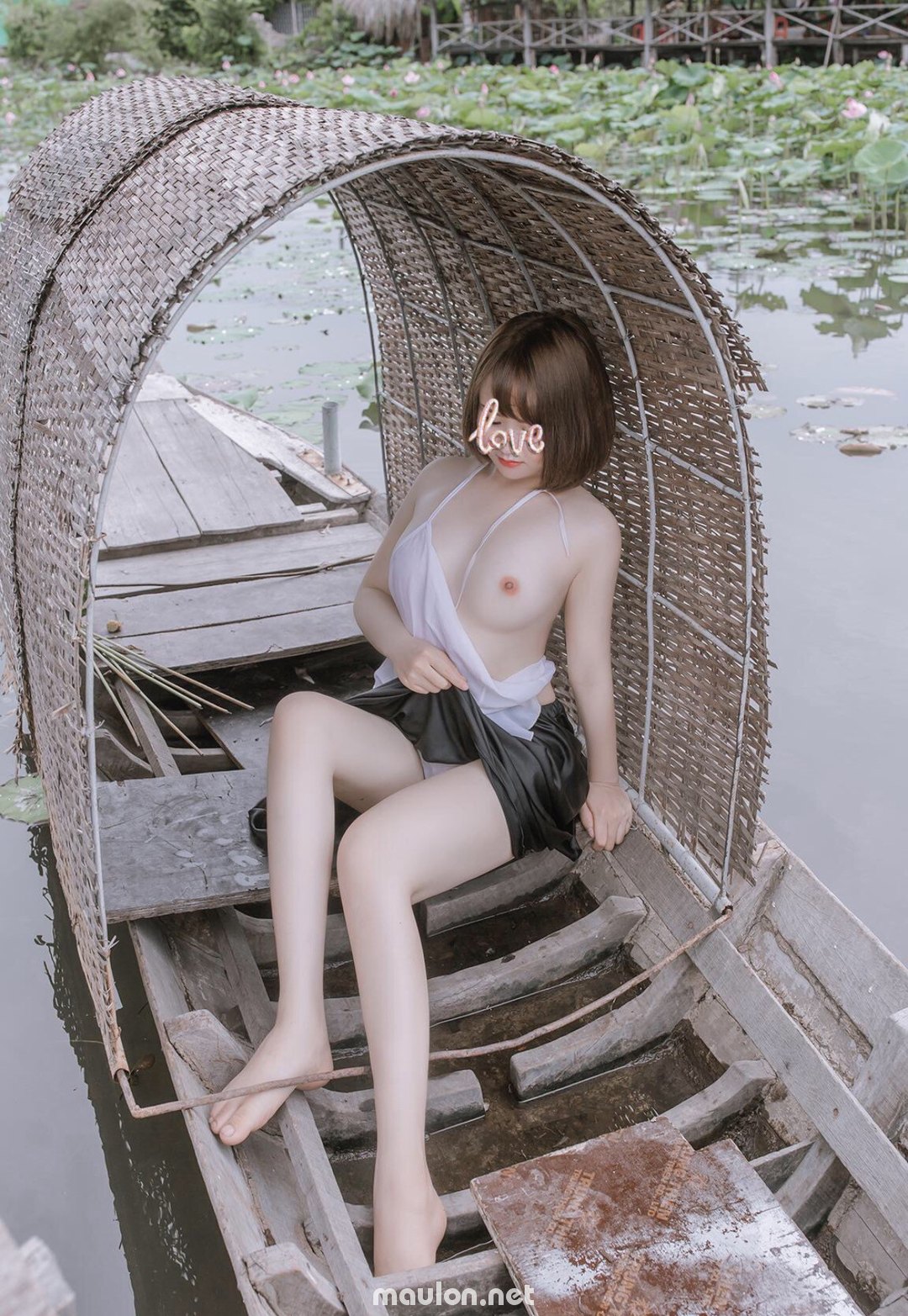 MauLon.Net - Ảnh sex Thiếu nữ bên đầm sen 9